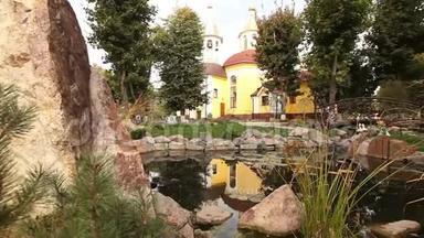 公园里的一个小池塘，装饰的池塘，池塘上的观赏桥，水中的睡莲，背景